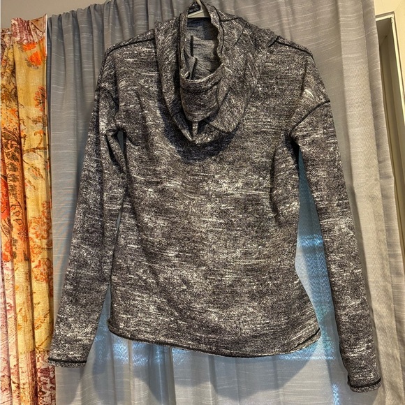 Lululemon pull over hoodie size 6 black and white - Picture 4 of 5